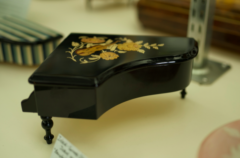 Inlaid Sorrento Italy Piano Music Box - SWISS JOBIN 'BERUHINTES MINUET MOZART' TUNE