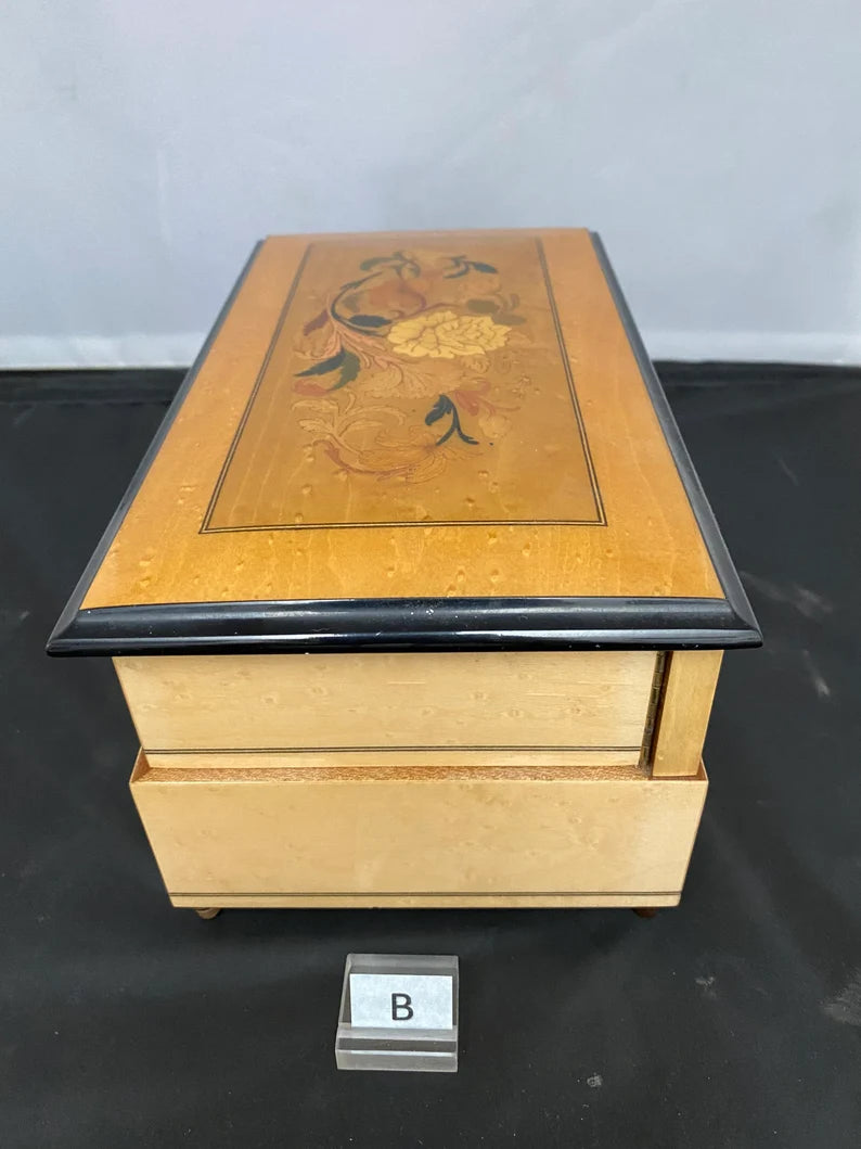 VINTAGE REUGE MUSIC BOX - WHOLE NEW WORLD THEME