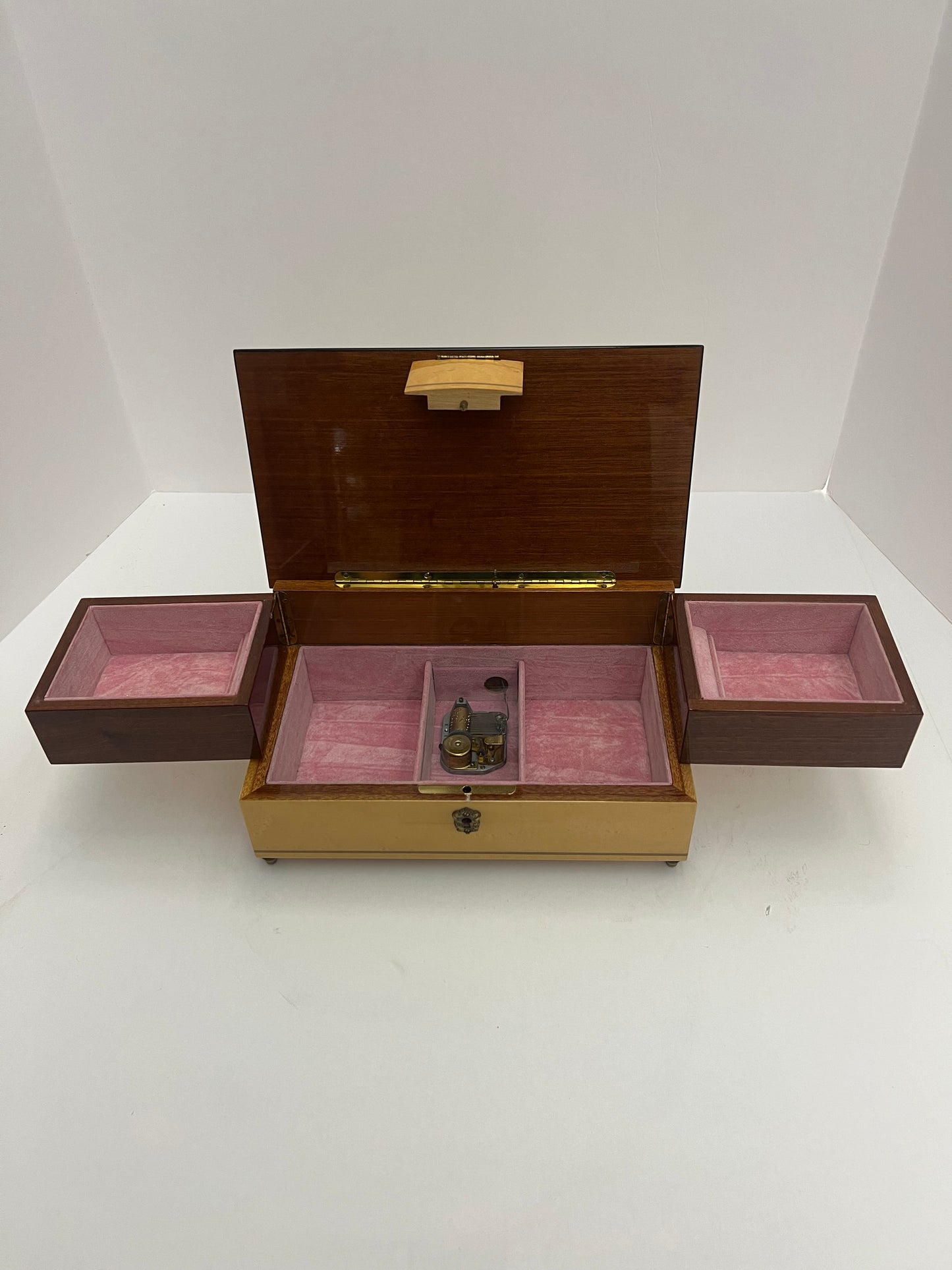 VINTAGE REUGE MUSIC BOX - WHOLE NEW WORLD THEME