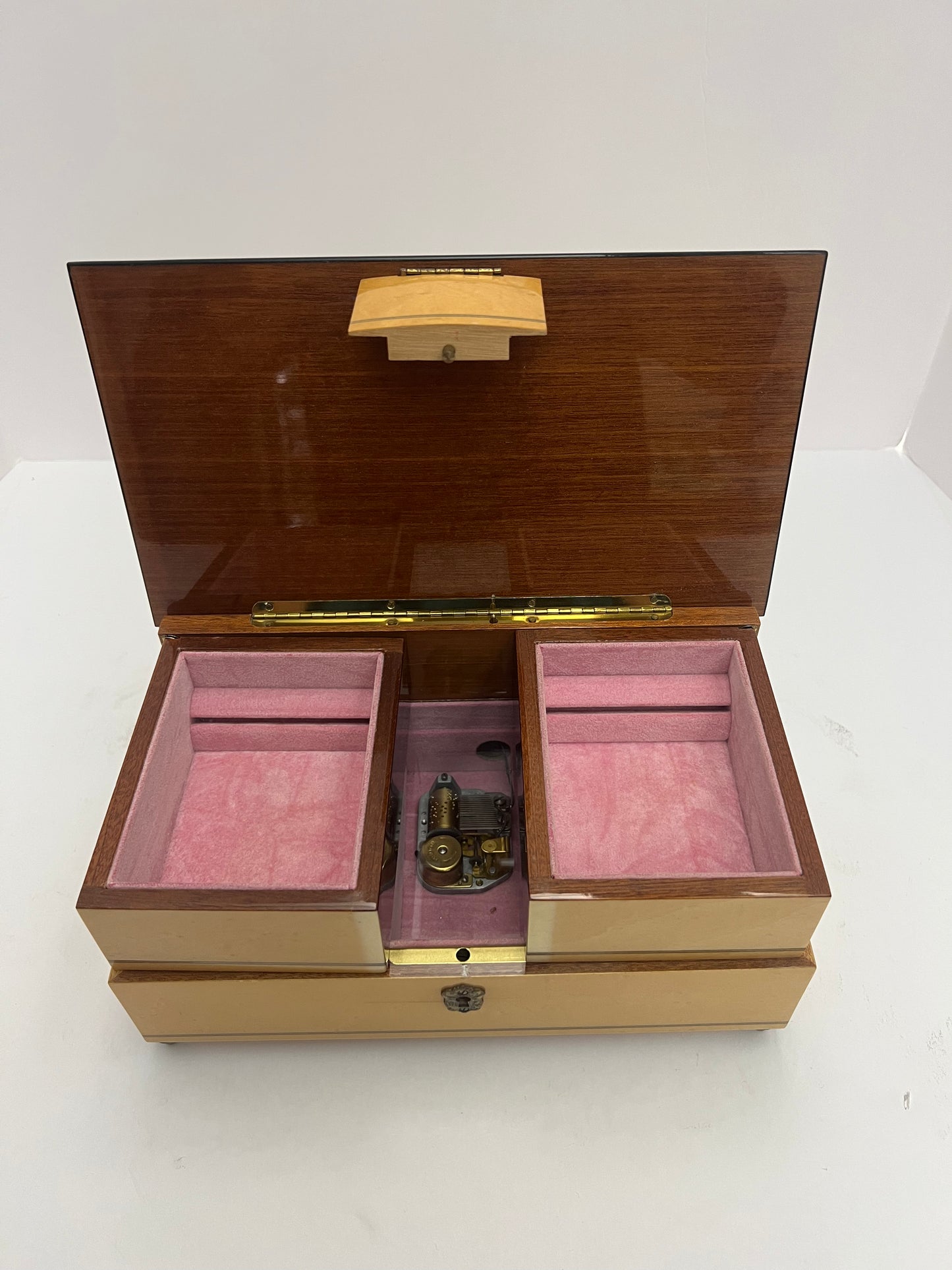 VINTAGE REUGE MUSIC BOX - WHOLE NEW WORLD THEME