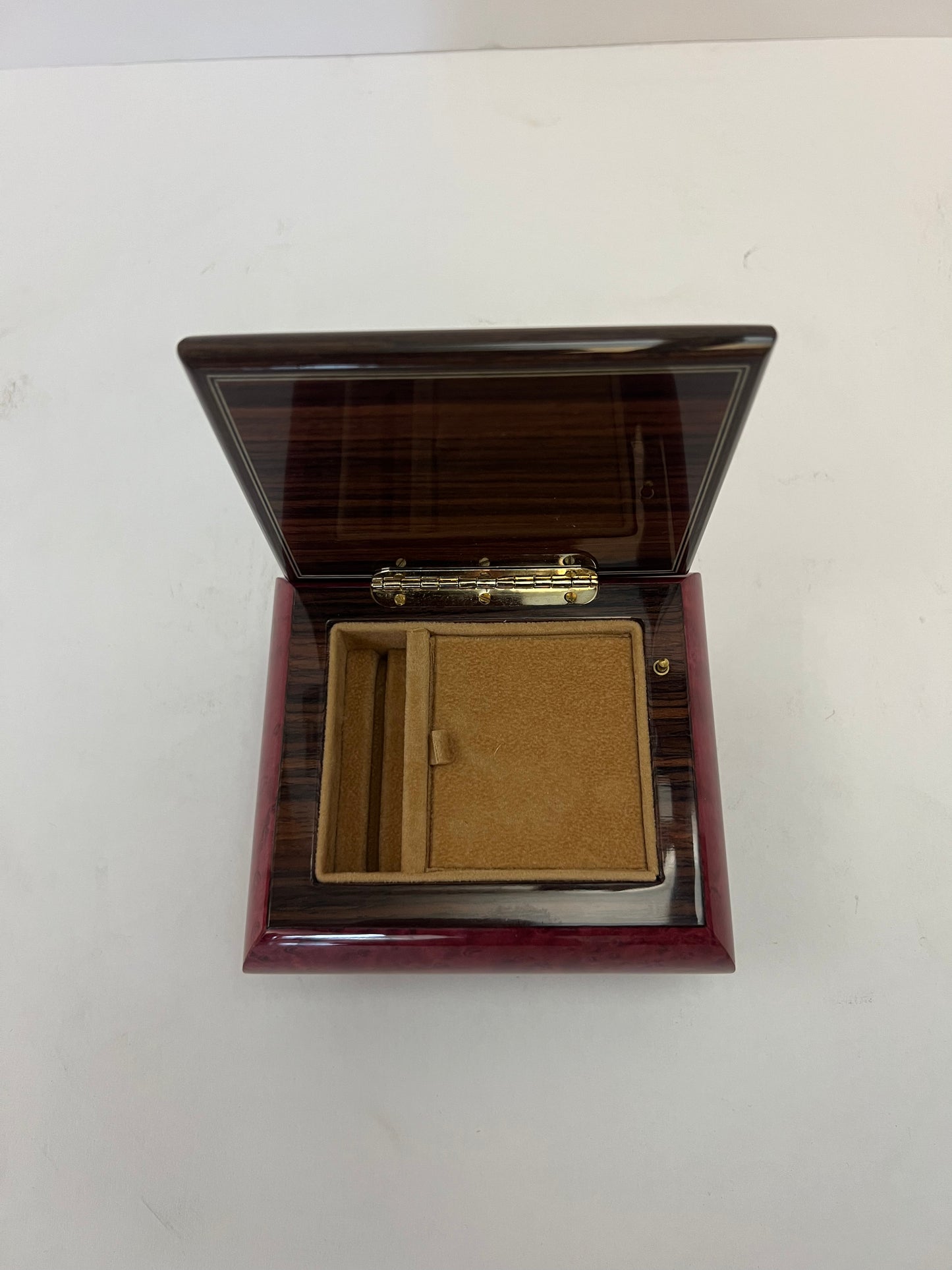 Inlaid Sorrento Italy Reuge 18-Note "Born Free"