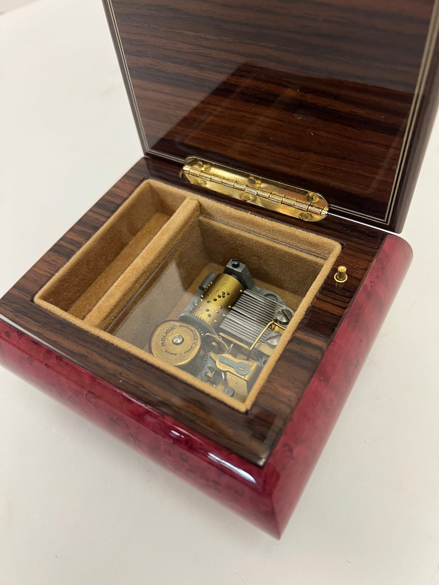 Inlaid Sorrento Italy Reuge 18-Note "Born Free"