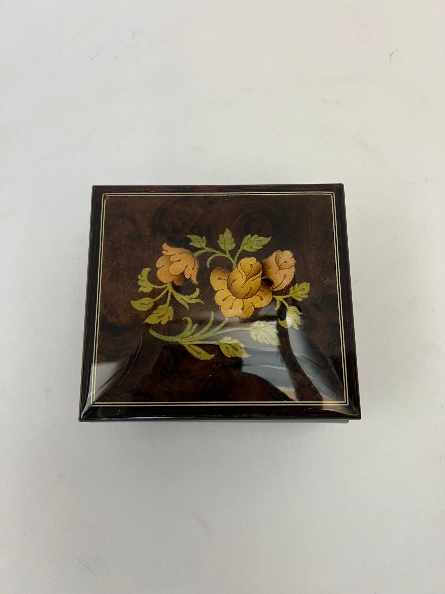 Inlaid Sorrento Italy Reuge 18-Note "Eine Kleine Nachtmusik"