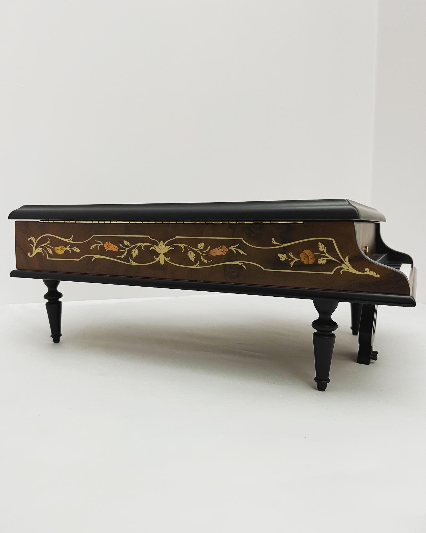 Inlaid Sorrento Italy Music Box - 'IT'S A WONDERFUL WORLD' TUNE