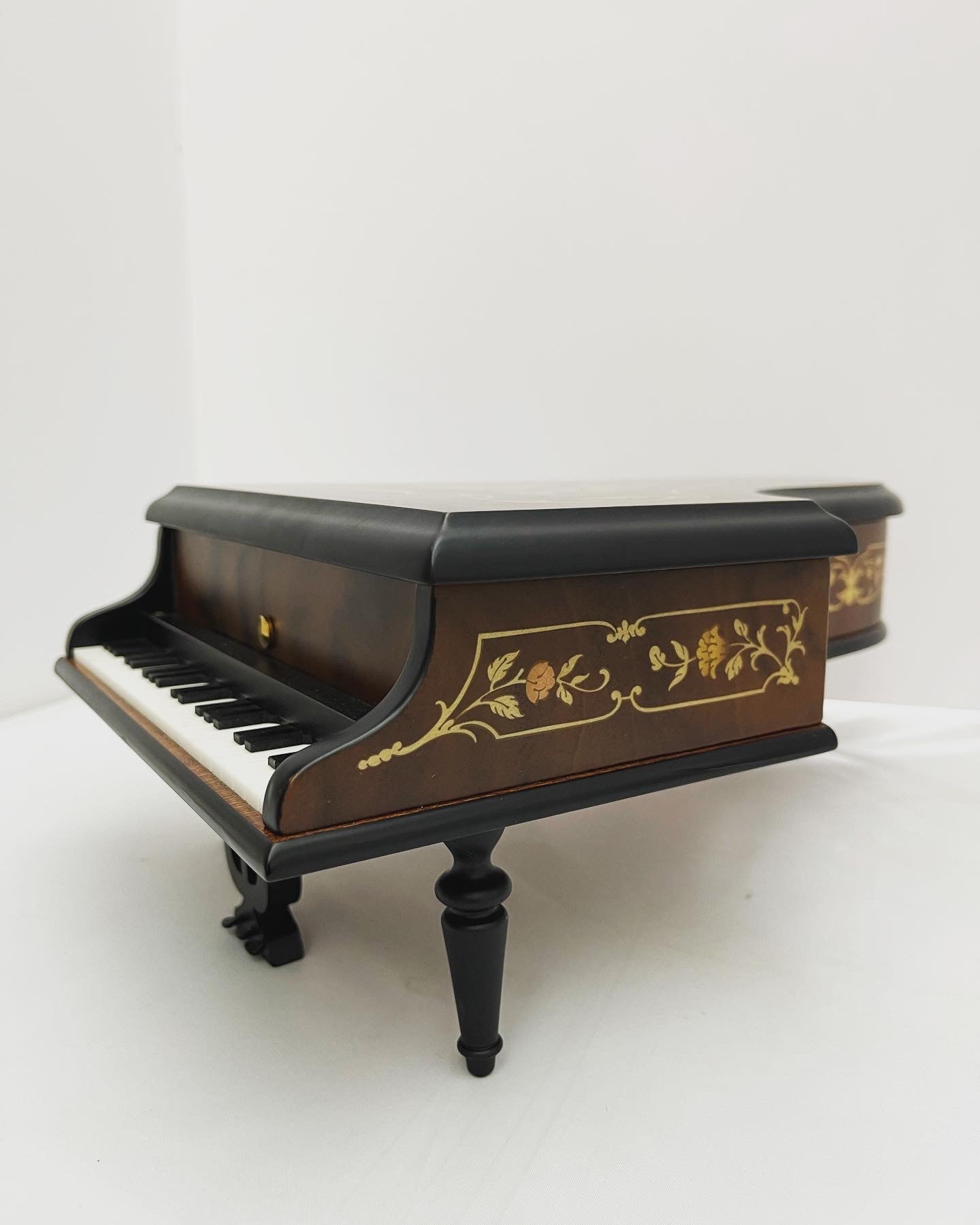 Inlaid Sorrento Italy Music Box - 'IT'S A WONDERFUL WORLD' TUNE