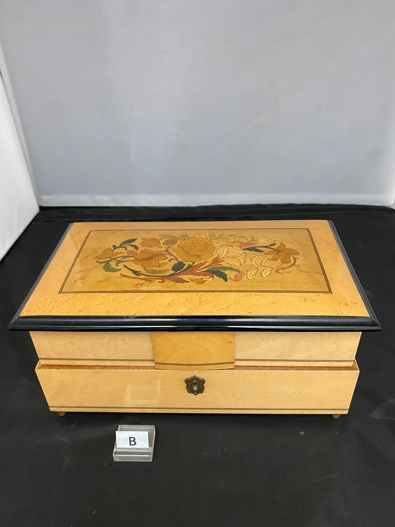 VINTAGE REUGE MUSIC BOX - WHOLE NEW WORLD THEME
