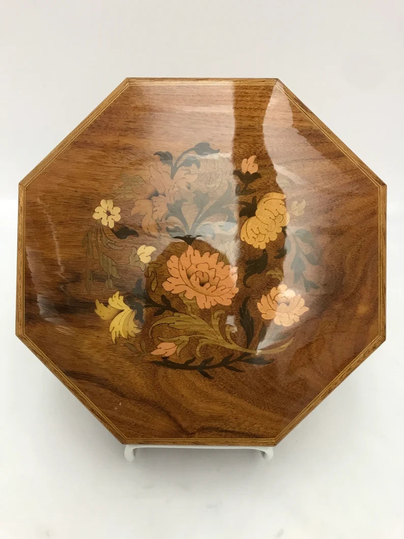 Reuge top music box